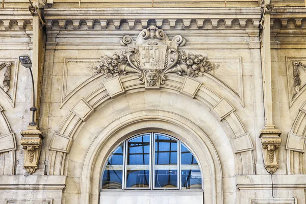 NICE, FRANCE, on JANUARY 6, 2017. Typical details of city architecture. The sun lights a fragment of a facade of the railway station — Stock Photo, Image