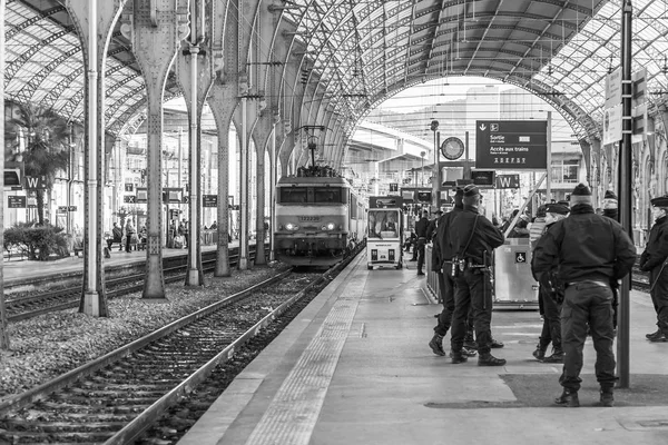 Νίκαια, Γαλλία, στις 6 Ιανουαρίου 2017. Επιβάτες περιμένουν το τρένο για την πλατφόρμα του σιδηροδρομικού σταθμού — Φωτογραφία Αρχείου