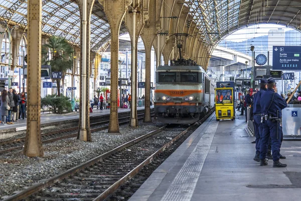 NICE, FRANÇA, em 6 de janeiro de 2017. Os passageiros esperam o trem na plataforma da estação ferroviária — Fotografia de Stock