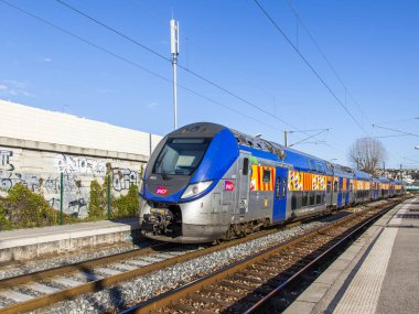 Cagnes Sur Mer, Fransa, 7 Ocak 2017 üzerinde. Tren tren istasyonu platformu durdu