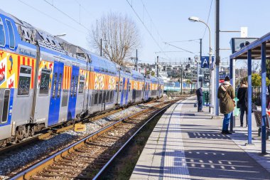 Cagnes Sur Mer, Fransa, 7 Ocak 2017 üzerinde. Tren tren istasyonu platformu durdu