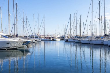   Antibes, Fransa, 7 Ocak 2017. Çok sayıda güzel Yatlar bir koyda demirlemiş