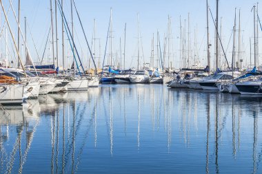   Antibes, Fransa, 7 Ocak 2017. Çok sayıda güzel Yatlar bir koyda demirlemiş