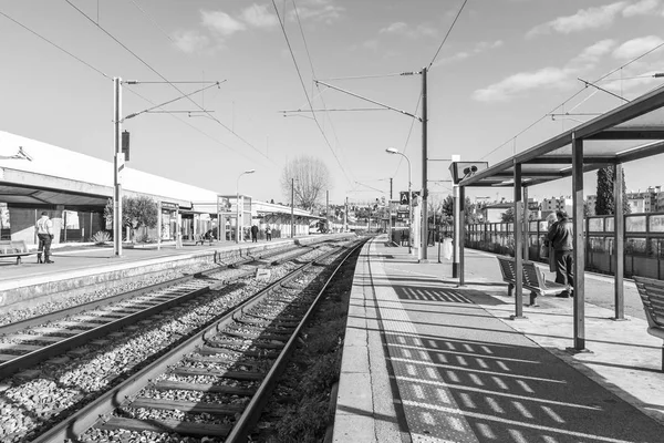 CAGNES SUR MER, FRANCE, 7 января 2017 года. Солнце освещает платформу железнодорожного вокзала — стоковое фото