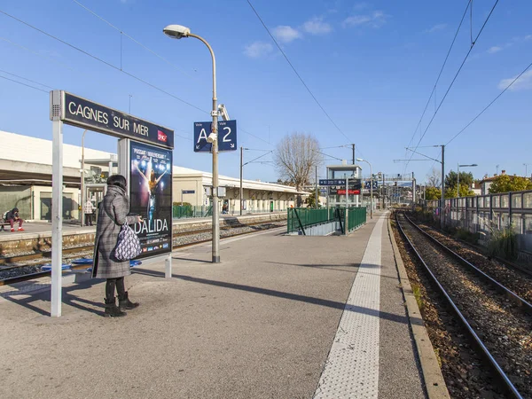 Cagnes Sur Mer, Frankrijk, op 7 januari 2017. De zon brandt het platform van het station — Stockfoto