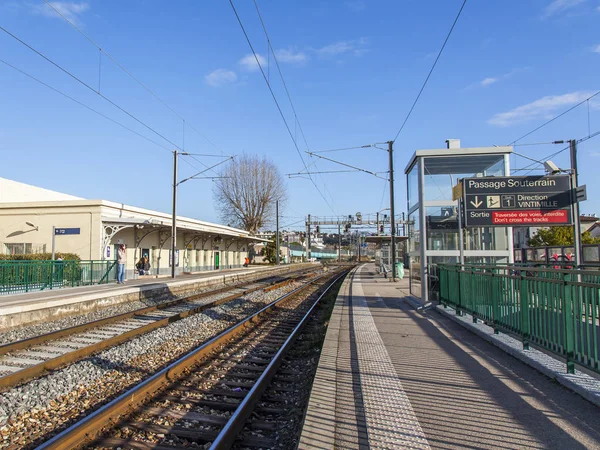 CAGNES SUR MER, FRANCIA, il 7 gennaio 2017. Il sole illumina la piattaforma della stazione ferroviaria — Foto Stock