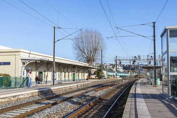 Cagnes sur mer, france, am 7. januar 2017. die sonne beleuchtet den bahnsteig des bahnhofs — Stockfoto