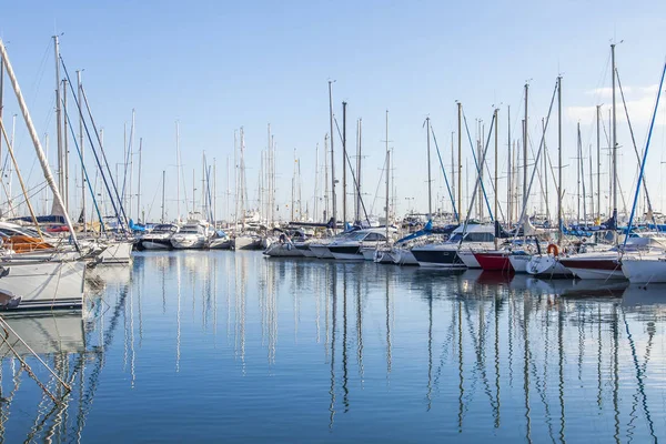 Antibes, Fransa, 7 Ocak 2017. Çok sayıda güzel Yatlar bir koyda demirlemiş — Stok fotoğraf