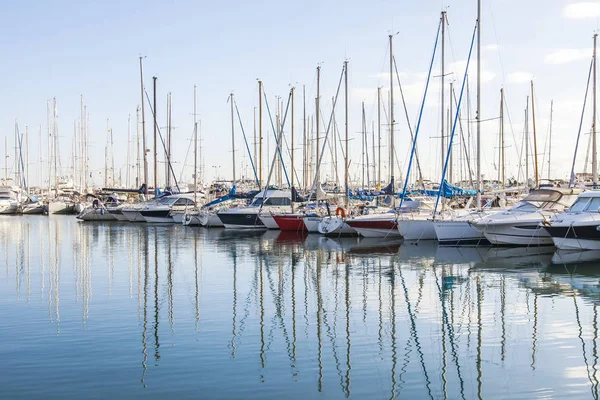 Antibes, Frankrike, 7 januari 2017. Många pittoreska båtar förtöjda i en vik — Stockfoto