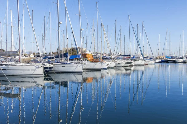 Antibes, Frankrijk, op 7 januari 2017. Talrijke schilderachtige jachten zijn afgemeerd in een baai — Stockfoto