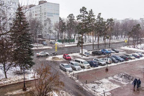 ПУШКИНО, РОССИЯ, 1 декабря 2016 года. Автомобили идут по улице, на которой идет снег — стоковое фото