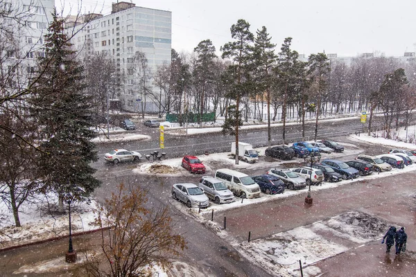 PUSHKINO, RUSSIA, on December 1, 2016. Cars go down the street on which it is snowing — Stock Photo, Image