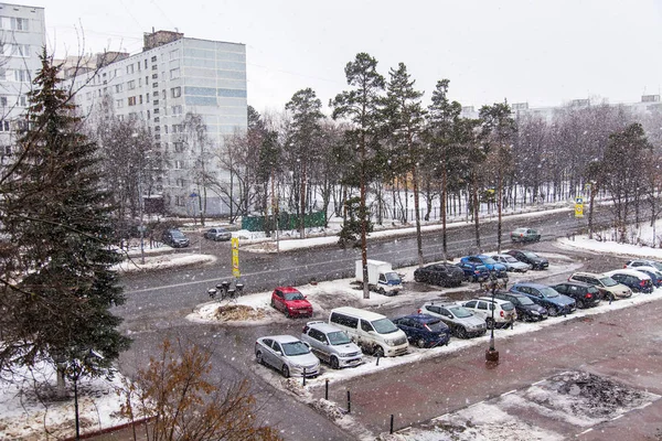 Pushkino, Rusya, 1 Aralık 2016. Arabalar üzerinde kar yağıyor caddeden aşağı git — Stok fotoğraf