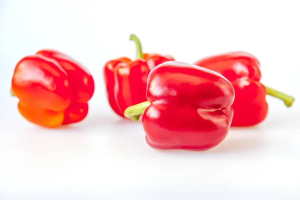 Asztalon friss ízletes pirospaprika — Stock Fotó