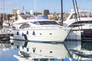  Antibes, Fransa, 7 Ocak 2017. Çok sayıda güzel Yatlar bir koyda demirlemiş
