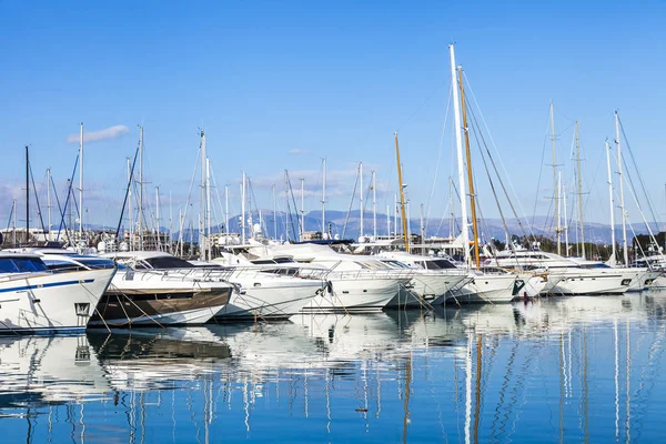 Antibes, Frankrike, 7 januari 2017. Många pittoreska båtar förtöjda i en vik — Stockfoto