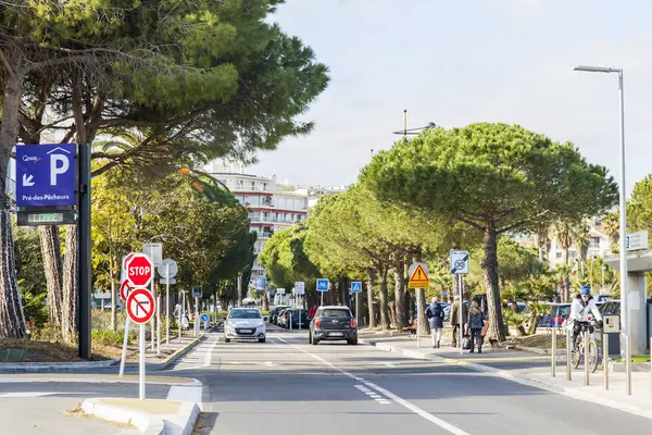 ANTIBES, FRANÇA, em 7 de julho de 2017. O sol ilumina a rua da cidade — Fotografia de Stock