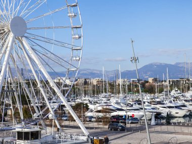 Antibes, Fransa, 6 Ocak 2017. Bir parça parlak mavi gökyüzü arka planı tasarımları şeytanın tekerleklerin bilir. Şehir mesafe