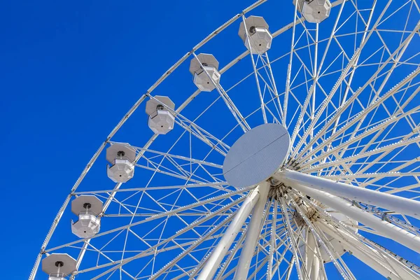 Fragment standard devil's wheels of white color against the background of the bright blue sky — Stock Photo, Image