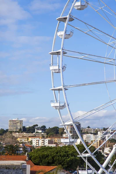 ANTIBES, FRANCIA, il 6 gennaio 2017. Il sole illumina un frammento di disegni ruote del diavolo sullo sfondo del cielo blu brillante. Città a distanza — Foto Stock