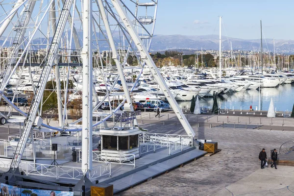 Antibes, Frankrijk, op 6 januari 2017. De zon brandt een fragment van ontwerpen devil's wielen tegen de achtergrond van de heldere blauwe hemel. Stad in de verte — Stockfoto