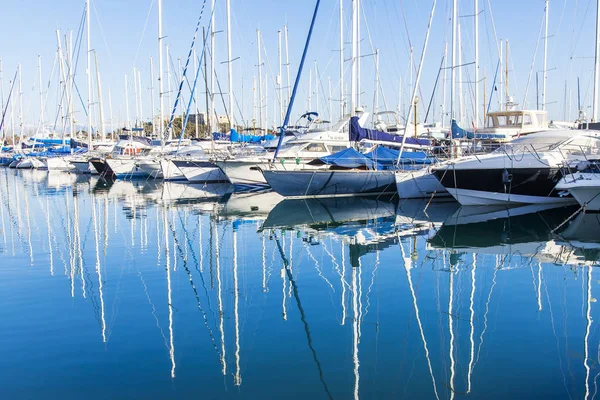  Antib, Fransa, 7 Ocak 2017. Çok sayıda güzel Yatlar bir koyda demirlemiş