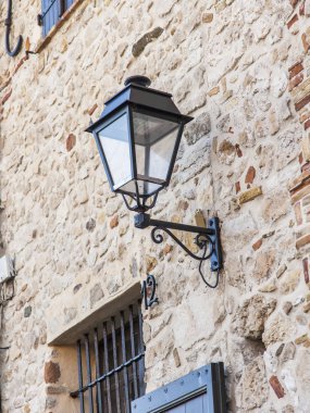 Antibes, Fransa, 6 Ocak 2017. Güzel bir eski lamba sokak şehir'in mimaride arka planı
