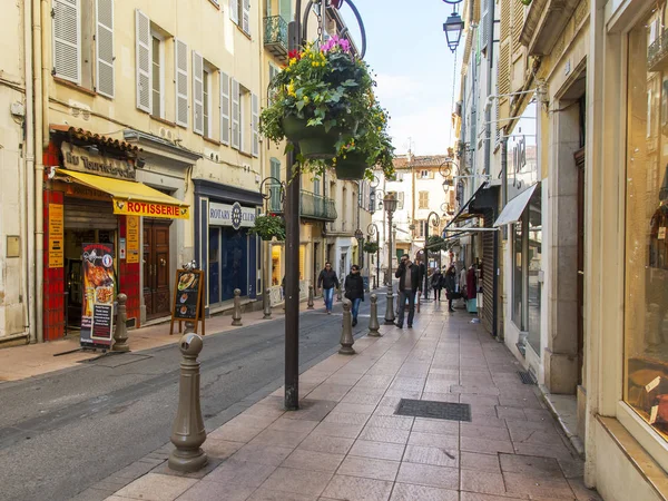 ANTIBES, FRANCIA, il 7 gennaio 2017. Vista urbana. Il sole illumina la strada della città . — Foto Stock