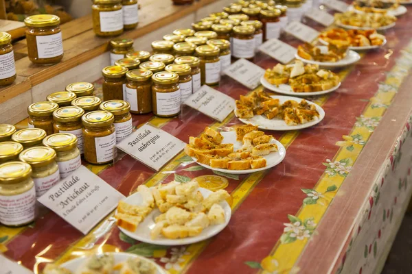 ANTIBES, FRANÇA, em 7 de julho de 2017. Venda e degustação de especiarias no mercado mediterrânico — Fotografia de Stock