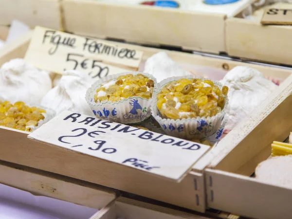 ANTIBES, FRANCE, on JANUARY 7, 2017. Authentic cheese on a show-window of shop waits for buyers — Stock Photo, Image