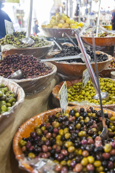 Sale of olives of different grades in the Mediterranean market — Stock Photo, Image