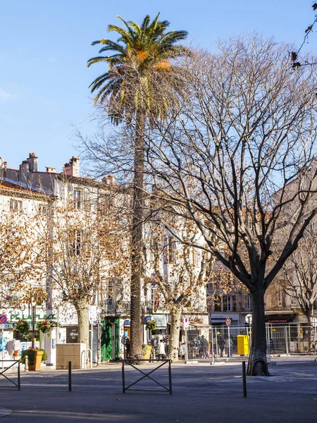 앙 티브, 프랑스, 1 월 2017 년 7 월. 도시 보기입니다. 태양 조명 도시 거리. — 스톡 사진