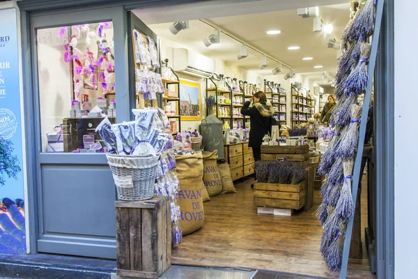 Antibes, Francie, na 7 lednu 2017. Autentichnysuvenira a produkty z Provence jsou v prodeji v obchodě — Stock fotografie