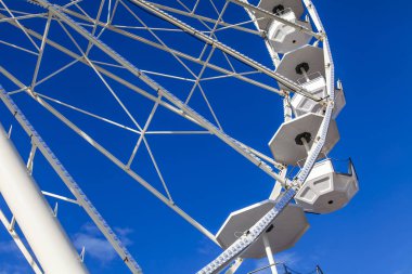 Parlak mavi gökyüzü arka planı beyaz renk standart şeytanın tekerlekli parçası