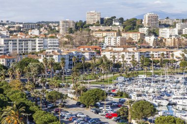  Antibes, Fransa, 7 Ocak 2017. Bir tür şehir ve yüksek bir noktada gelen Yatlar ile defne üzerinde. 