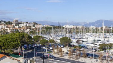  Antibes, Fransa, 7 Ocak 2017. Bir tür şehir ve yüksek bir noktada gelen Yatlar ile defne üzerinde. 