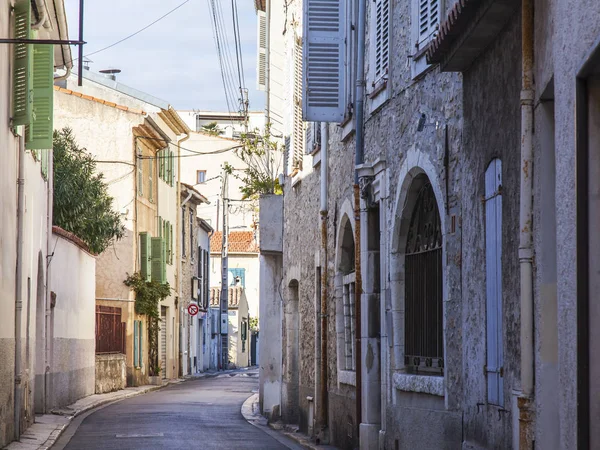 Antibes, Frankrike, 7 januari 2017. Urban Visa. Solen lyser staden gatan. — Stockfoto
