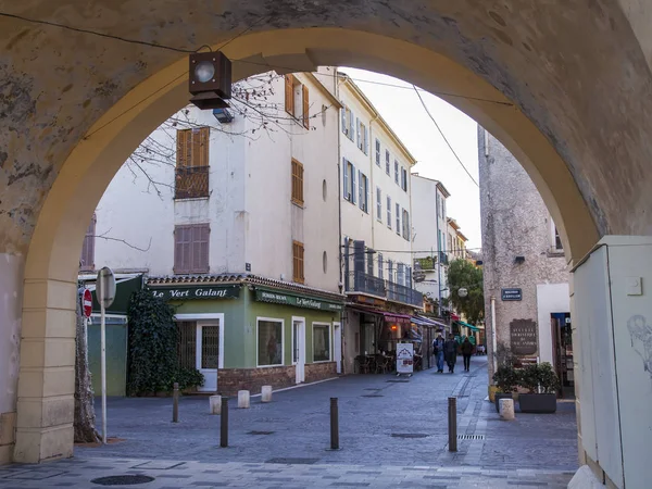 ANTIBES, FRANCE, on JANUARY 7, 2017. An urban view through an arch — Stock Photo, Image