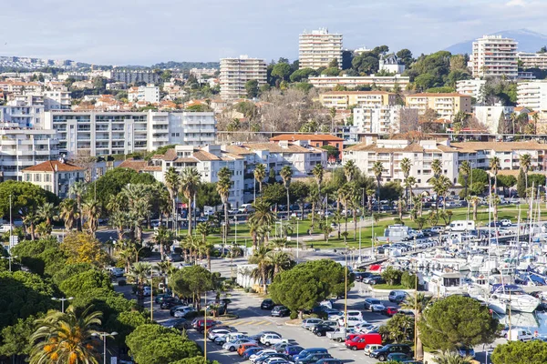 Antibes, Frankrijk, op 7 januari 2017. Een soort over de stad en een baai met jachten van een hoog punt. — Stockfoto