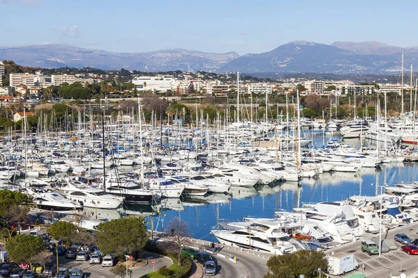 ANTIBES, France, le 7 JANVIER 2017. Un type sur la ville et une baie avec des yachts à partir d'un point élevé . — Photo