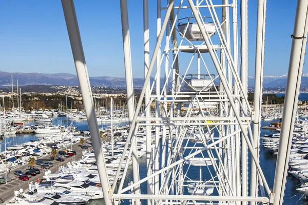 Antibes, Frankrijk, op 6 januari 2017. De zon brandt een fragment van ontwerpen devil's wielen tegen de achtergrond van de heldere blauwe hemel — Stockfoto