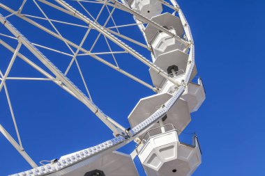 Bir parça parlak mavi gökyüzü arka planı tasarımları şeytanın tekerleklerin bilir