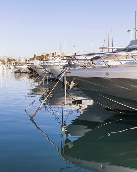 Antibes, Francja, w dniu 7 stycznia 2017. Słońce świeci bay i liczne jachty inteligentnych, które są zacumowane w piers. — Zdjęcie stockowe