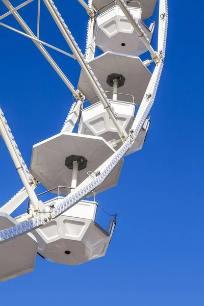 Fragment standard devil's wheels of white color against the background of the bright blue sky — Stock Photo, Image