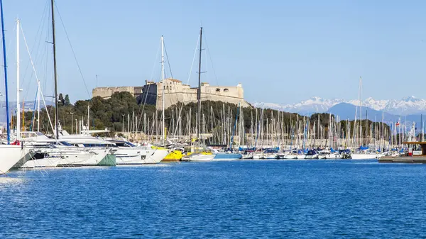 ANTIBES, France, le 7 JANVIER 2017. Le soleil éclaire une baie et de nombreux yachts intelligents qui sont amarrés aux jetées . — Photo