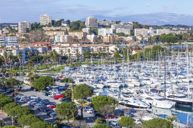  Antibes, Fransa, 7 Ocak 2017. Bir koy ve iskeleler demirleyen çok sayıda akıllı Yatlar bilir.