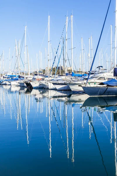 Antibes, Francie, na 7 lednu 2017. Slunce svítí v zálivu a řadu inteligentních jachty, které kotví u mola. — Stock fotografie