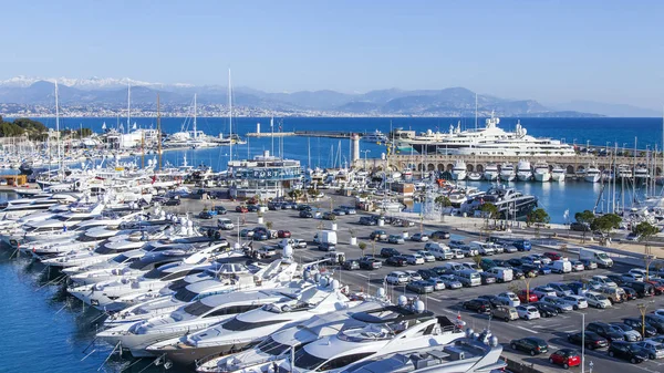 ANTIBES, FRANCE, on JANUARY 7, 2017. The sun lights a bay and numerous smart yachts which are moored at piers. — Stock Photo, Image