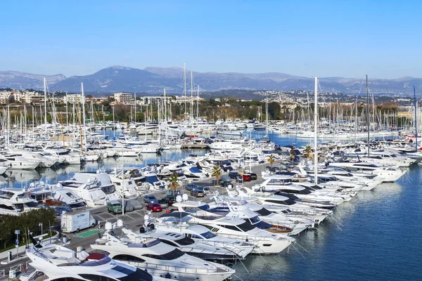 ANTIBES, FRANCE, on JANUARY 7, 2017. The sun lights a bay and numerous smart yachts which are moored at piers. — Stock Photo, Image
