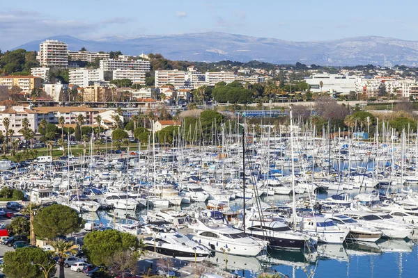 ANTIBES, France, le 7 JANVIER 2017. Le soleil éclaire une baie et de nombreux yachts intelligents qui sont amarrés aux jetées . — Photo